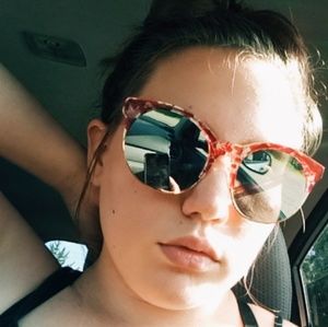 Meet your Posher, Adrianna